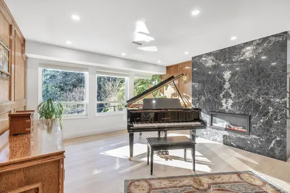 284 Montroyal Boulevard, North Vancouver For Sale - image 4