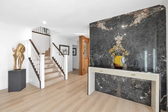 284 Montroyal Boulevard, North Vancouver For Sale - image 5