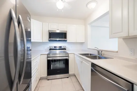 406 2059 Chesterfield Avenue, North Vancouver For Sale - image 3