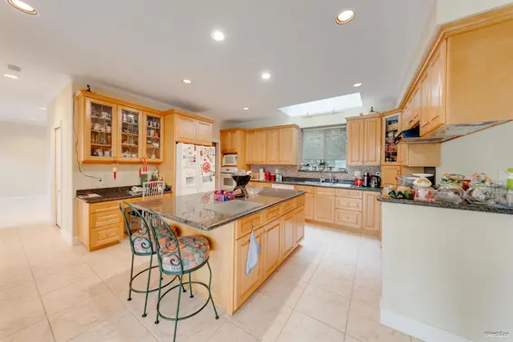 4989 Chalet Place, North Vancouver For Sale - image 6