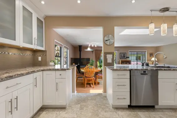 4492 Lions Avenue, North Vancouver For Sale - image 4