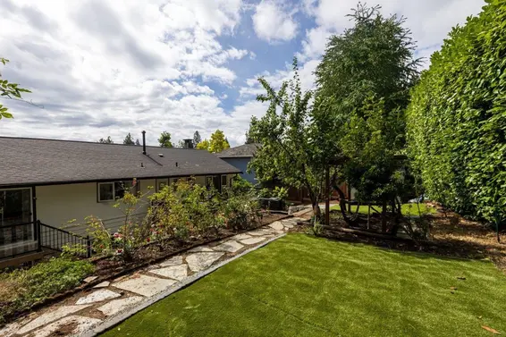 4577 Meadowbank Close, North Vancouver For Sale - image 32