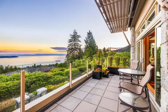 101 2535 Garden Court, West Vancouver