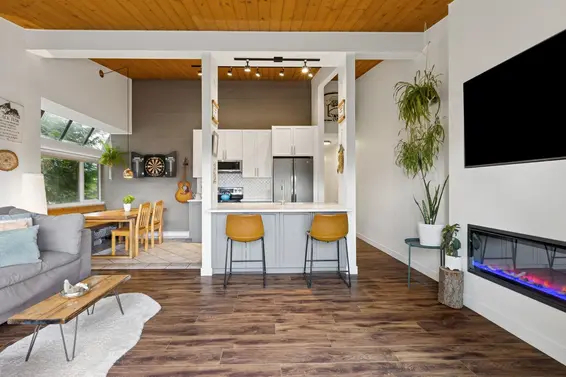 302 146 East 18th Street, North Vancouver