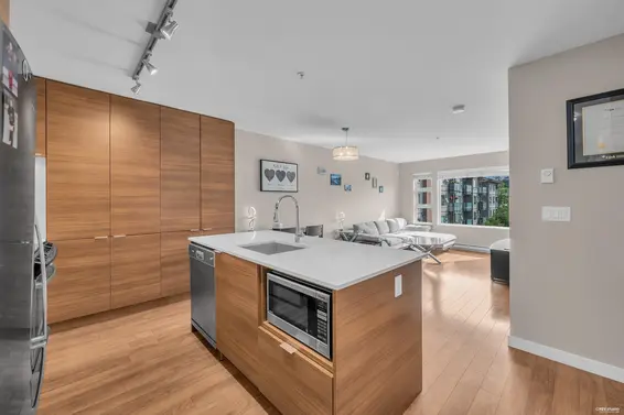 401 1677 Lloyd Avenue, North Vancouver