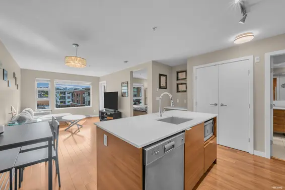 401 1677 Lloyd Avenue, North Vancouver For Sale - image 2