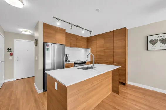 401 1677 Lloyd Avenue, North Vancouver For Sale - image 3