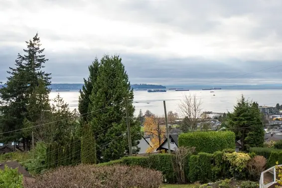 986 Esquimalt Avenue, West Vancouver For Sale - image 3