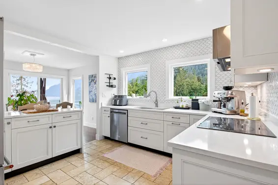 8598 Bedora Place, West Vancouver For Sale - image 6