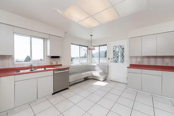 741 Montroyal Boulevard, North Vancouver For Sale - image 18