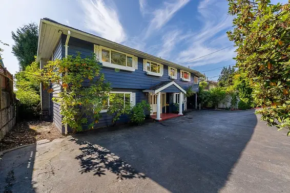 741 Montroyal Boulevard, North Vancouver For Sale - image 2