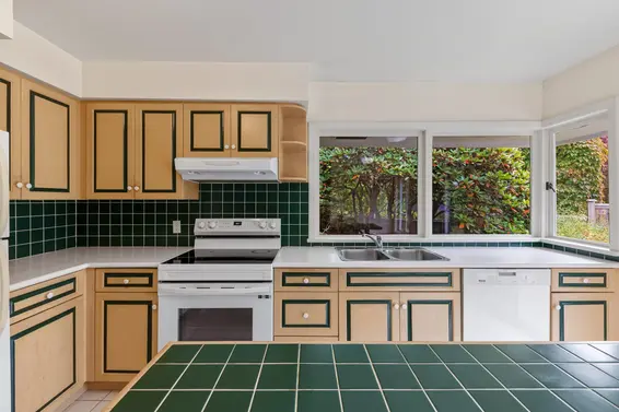 3692 Sunnycrest Drive, North Vancouver For Sale - image 10