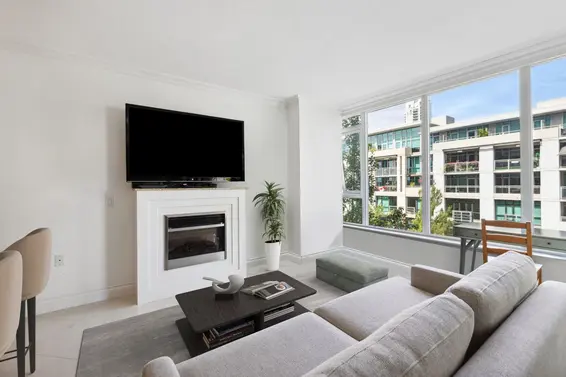 408 133 East Esplanade Avenue, North Vancouver For Sale - image 2