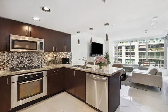 408 133 East Esplanade Avenue, North Vancouver For Sale - image 5