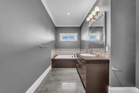 1026 Eyremount Drive, West Vancouver For Sale - image 37