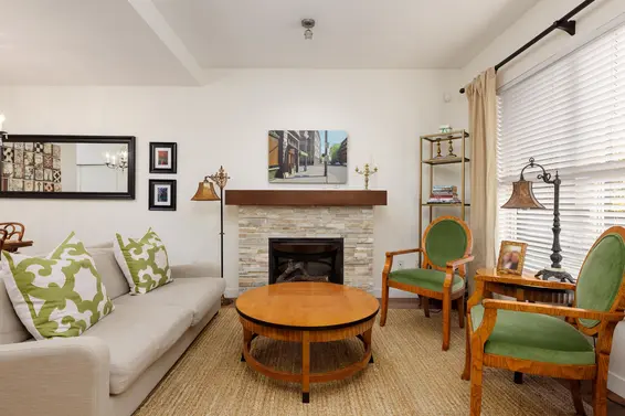 4 307 East 15th Street, North Vancouver For Sale - image 2