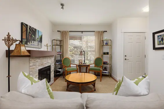 4 307 East 15th Street, North Vancouver For Sale - image 4