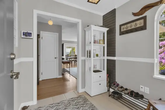 901 Calverhall Street, North Vancouver For Sale - image 3