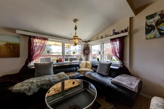 2057 Mahon Avenue, North Vancouver For Sale - image 2