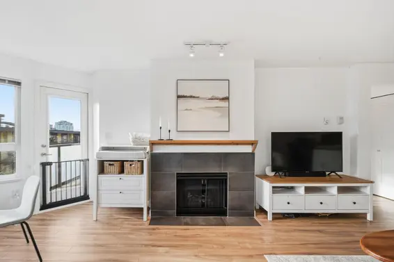 204 315 East 3rd Street, North Vancouver For Sale - image 3