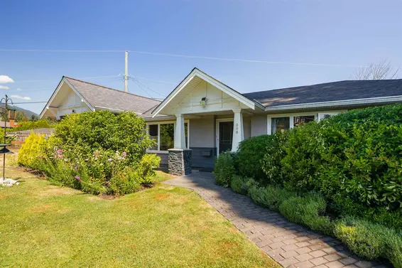 960 West Queens Road, North Vancouver