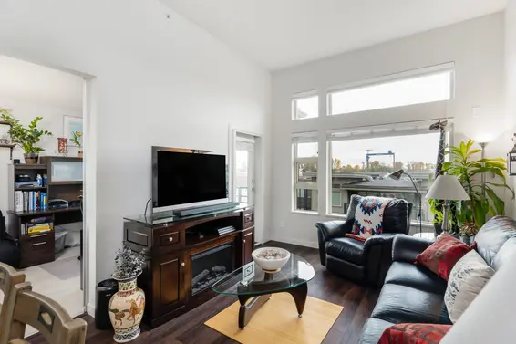 512 1679 Lloyd Avenue, North Vancouver