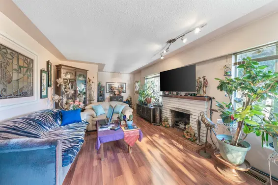 2285 Viewlynn Drive, North Vancouver For Sale - image 2