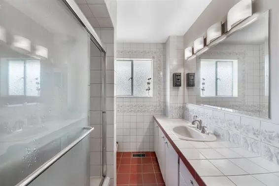 2285 Viewlynn Drive, North Vancouver For Sale - image 9