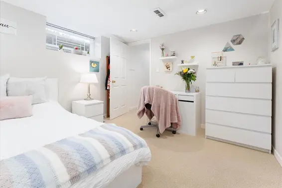 268 Holyrood Road, North Vancouver For Sale - image 31