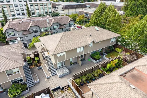 22 2133 St. Georges Avenue, North Vancouver