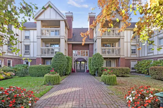 111 843 22nd Street, West Vancouver