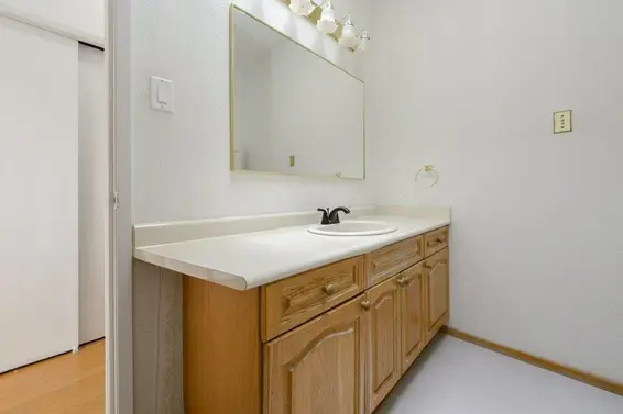 422 Genoa Crescent, North Vancouver For Sale - image 18