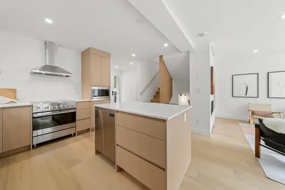 18 901 West 17th Street, North Vancouver