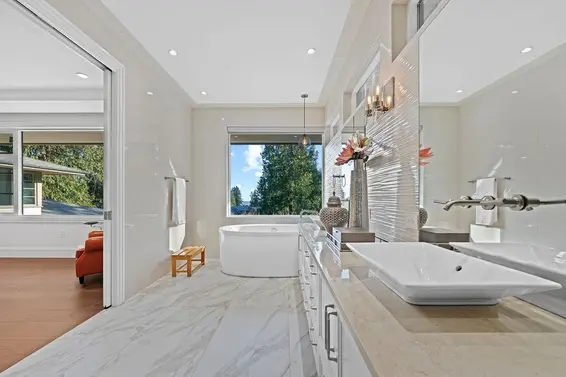 565 Robin Hood Road, West Vancouver For Sale - image 25