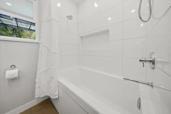 1392 Chamberlain Drive, North Vancouver For Sale - image 18