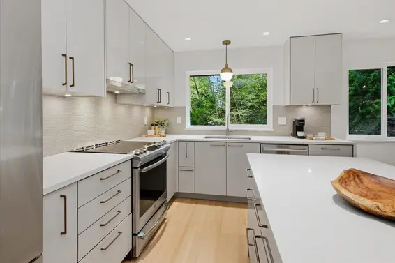 1392 Chamberlain Drive, North Vancouver For Sale - image 3