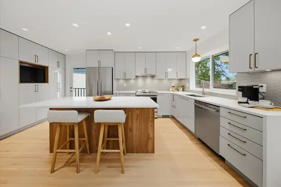 1392 Chamberlain Drive, North Vancouver For Sale - image 6