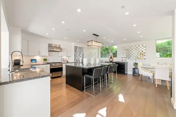 8674 Seascape Drive, West Vancouver For Sale - image 9