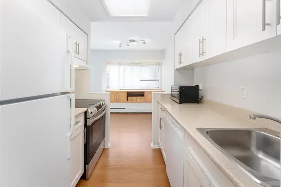 202 1550 Chesterfield Avenue, North Vancouver For Sale - image 7