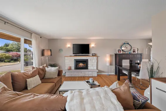 854 East 16th Street, North Vancouver For Sale - image 2