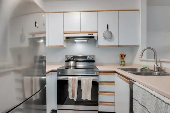 205 1535 Chesterfield Avenue, North Vancouver For Sale - image 3