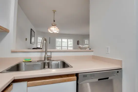 205 1535 Chesterfield Avenue, North Vancouver For Sale - image 4