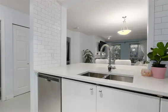 212 150 West 22Nd Street, North Vancouver For Sale - image 4