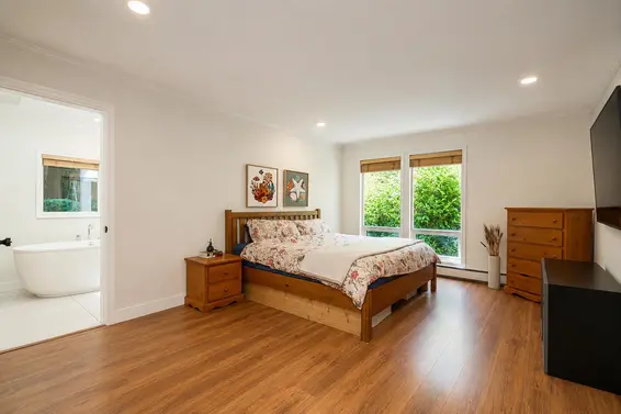 3841 Bayridge Avenue, West Vancouver For Sale - image 11
