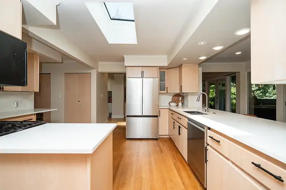 3841 Bayridge Avenue, West Vancouver For Sale - image 8