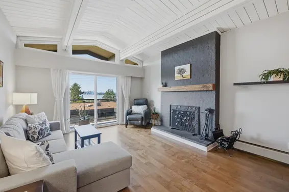 304 325 West 3rd Street, North Vancouver