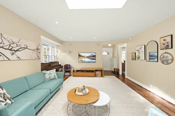 2340 Chesterfield Avenue, North Vancouver For Sale - image 2