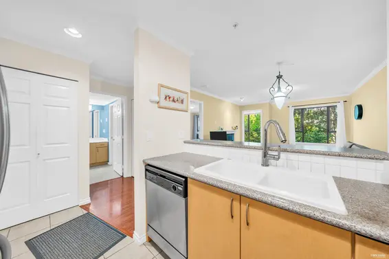 210 175 East 10th Street, North Vancouver For Sale - image 5