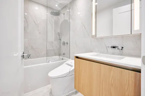 807 135 East 13th Street, Vancouver For Sale - image 3