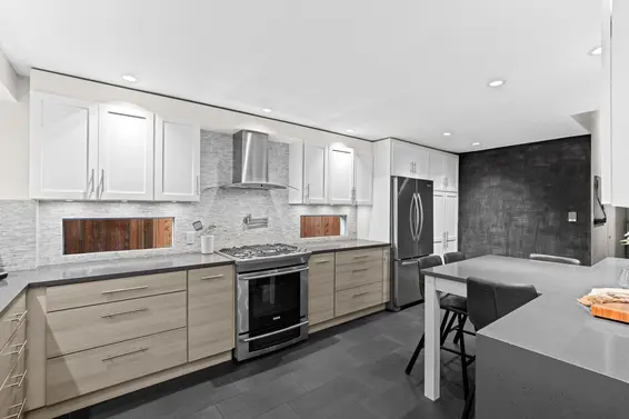 1208 Rosewood Crescent, North Vancouver For Sale - image 2